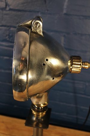 Ferret lamp axle stand 1