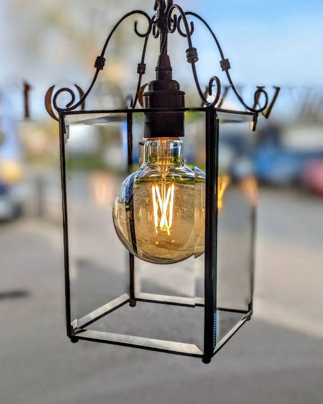 Timeless, beveled glass brass cage pendant light.

#glass #beveled #brass #cage #pendant #light #georgejuniperandco #peasenhall #suffolk #specialist #bespkelighting #bespoke #classy #classic #look